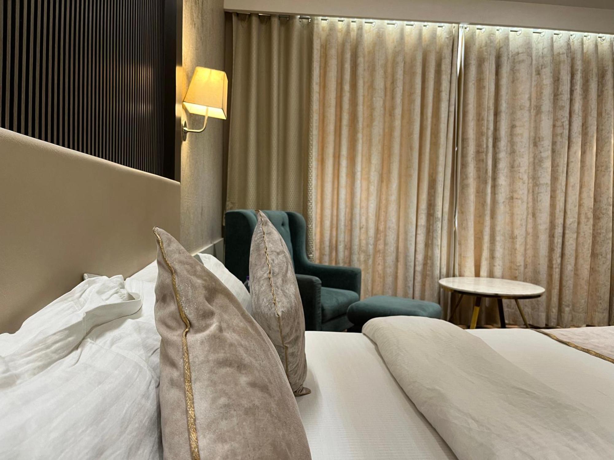 Hotel Royal Livin فاراناسي المظهر الخارجي الصورة